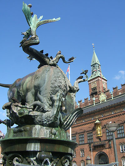 Bronze statue of bull fighting a sea beast in Rådhuspladsen.